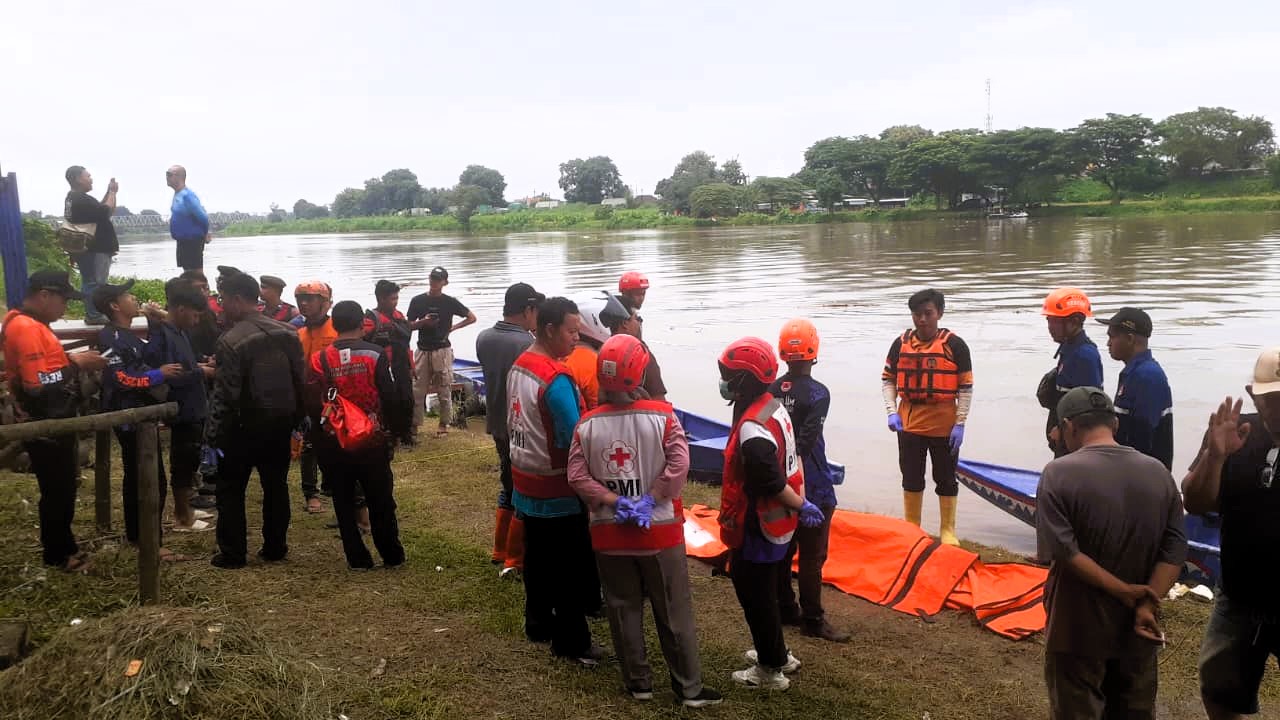 TERKUAK: Jasad EL dievakuasi petugas gabungan ke kamar jenazah RSUD dr. Wahidin Sudiro Husodo, Kota Mojokerto setelah diangkat dari Sungai Brantas, Minggu (4/1).