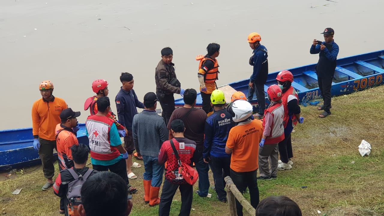 TANPA IDENTITAS: Jasad Mrs X yang ditemukan mengapung di aliran Sungai Brantas dievakuasi petugas ke RSUD dr. Wahidin Sudiro Husodo, Kota Mojokerto, untuk divisum, kemarin (4/1).