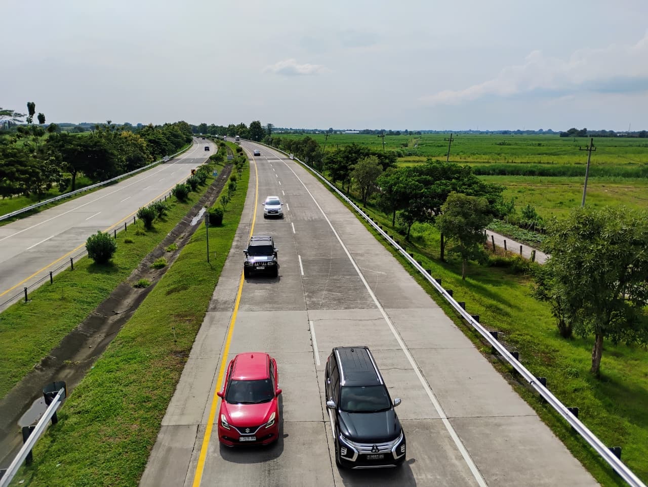 PENGUJUNG LIBURAN: Sejumlah kendaraan melintasi ruas tol Jomo di wilayah Kecamatan Gedeg, Kabupaten Mojokerto, kemarin (4/1).