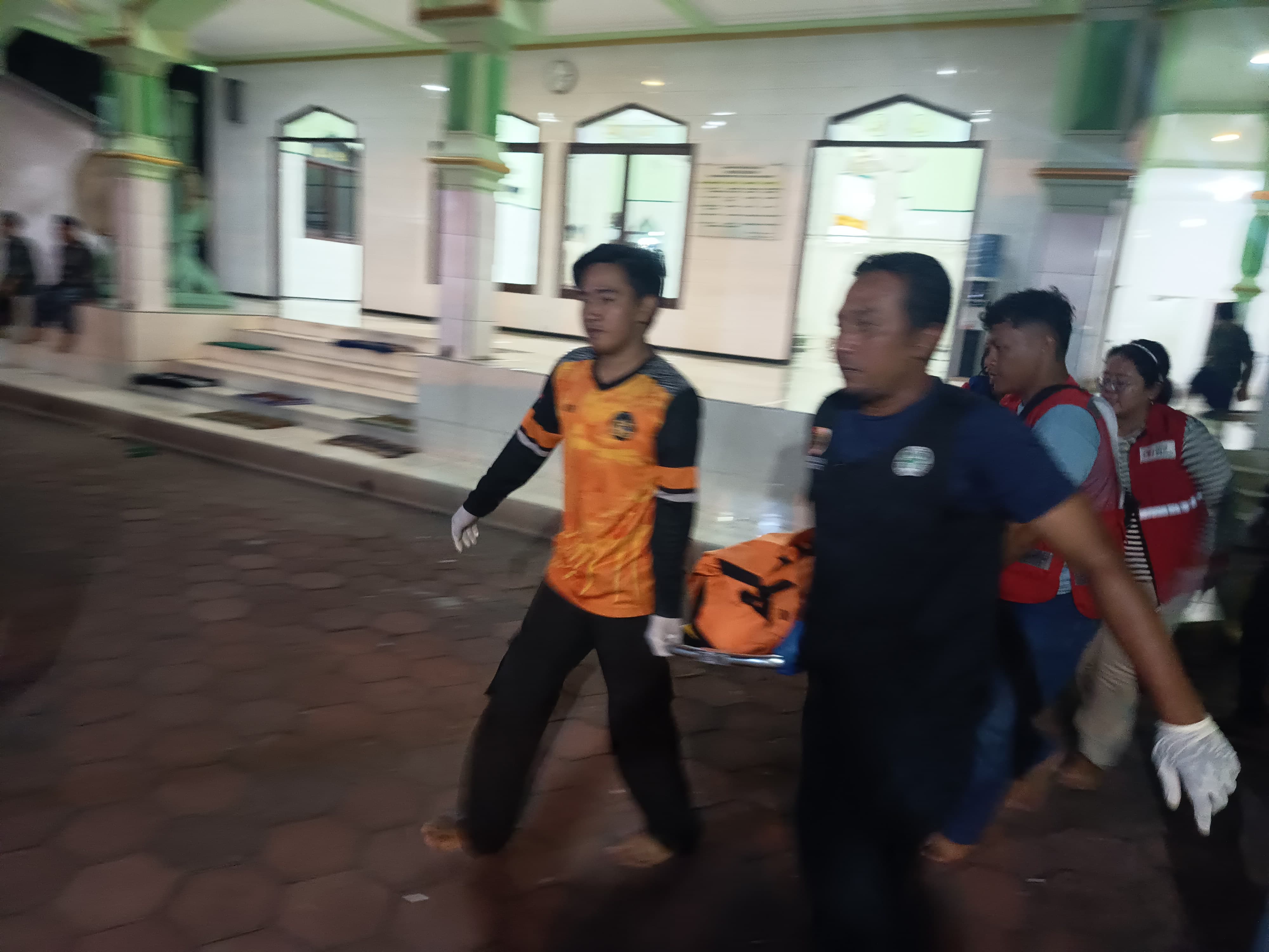 DIEVAKUASI: Petugas PMI Kabupaten Mojokerto bersama relawan mengevakuasi jenazah seorang pria yang ditemukan meninggal di Masjid Al Hidayah, Desa Jampirogo, Kecamatan Sooko, Selasa (6/1) malam.&nbsp;