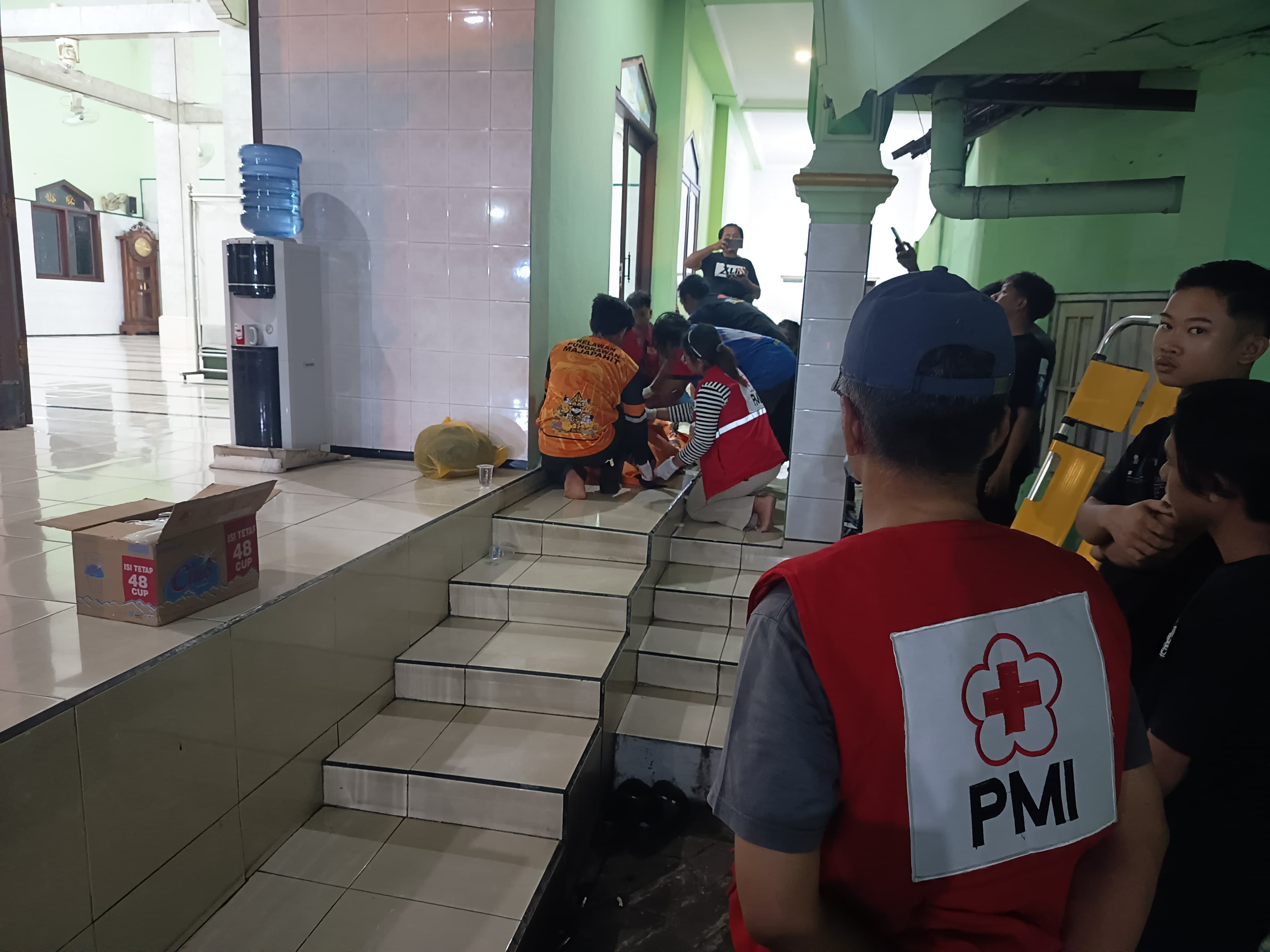 DIEVAKUASI: Petugas PMI Kabupaten Mojokerto bersama relawan mengevakuasi jenazah seorang pria yang ditemukan meninggal di Masjid Al Hidayah, Desa Jampirogo, Kecamatan Sooko, Selasa (6/1) malam.&nbsp;