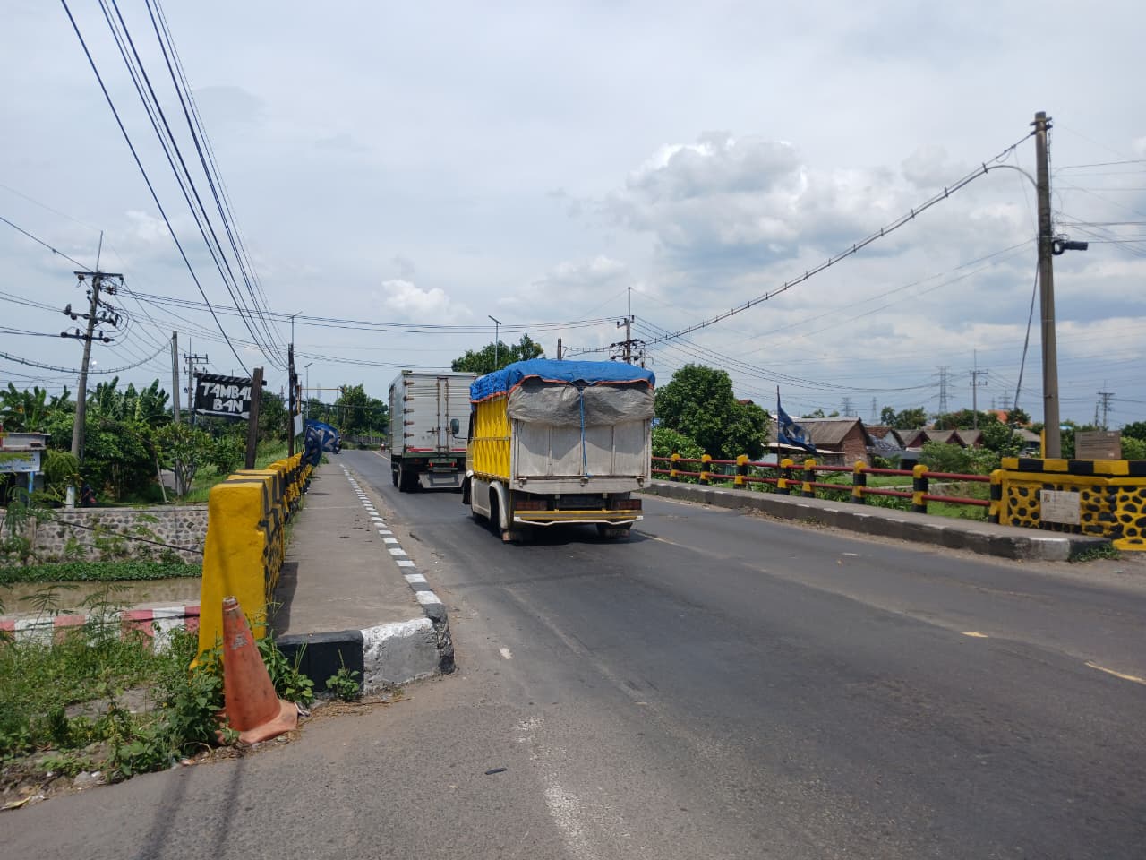 RAWAN KECELAKAAN: Kondisi ruas Jalan Bypass Gunung Gedangan, Kecamatan Magersari, Kota Mojokerto, yang menyempit dan bergelombang, kemarin (6/1).