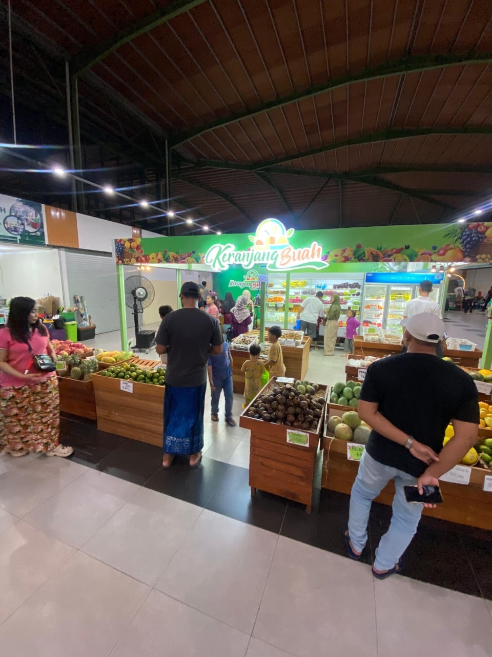 RAMAI: Pengunjung Pasar Semeru, Kecamatan Magersari, Kota Mojokerto, memadati lapak Keranjang Buah yang dihadirkan pengelola, kemarin (6/1).