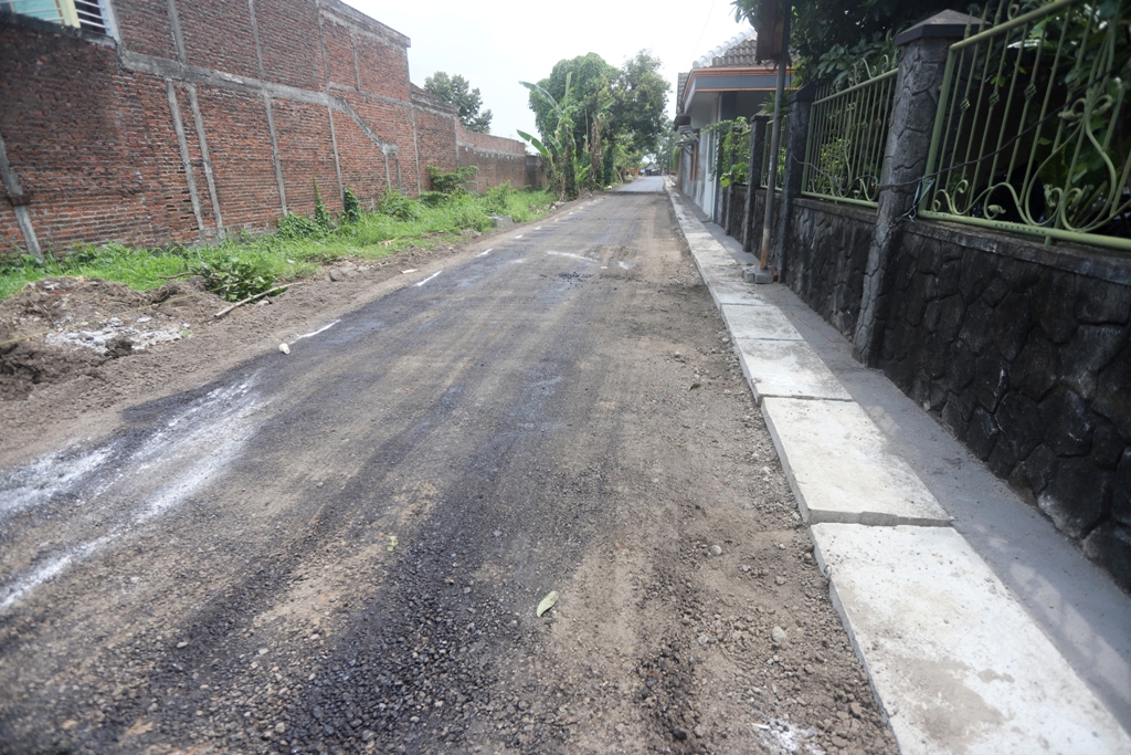 DIPUPURI: Begini kualitas proyek pengaspalan jalan milik DPUPR Kota Mojokerto di kawasan Kelurahan Pulorejo, Kecamatan Prajurit Kulon.