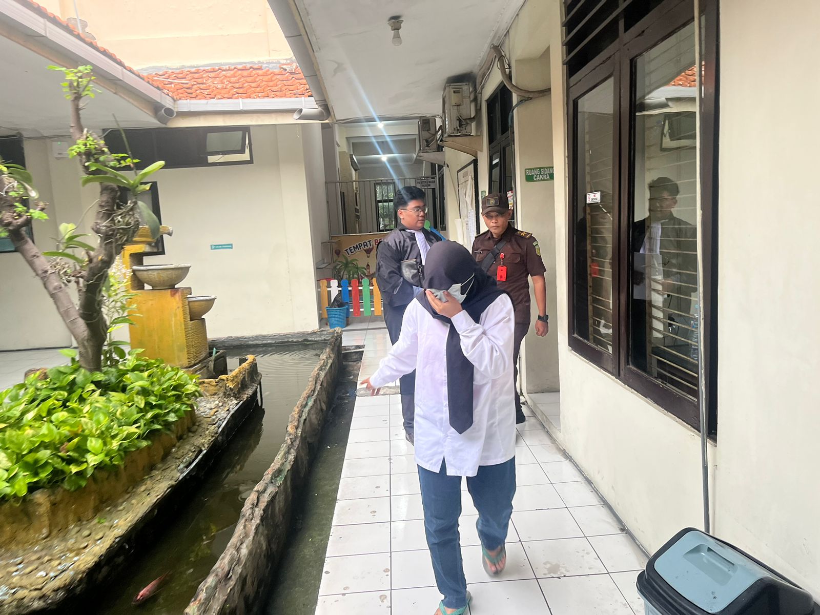 SIDANG TUNTUTAN: Terdakwa kasus kekerasan seksual, DS, mendengarkan tuntutan jaksa penuntut umum saat sidang di Pengadilan Negeri Mojokerto, Senin (5/1).