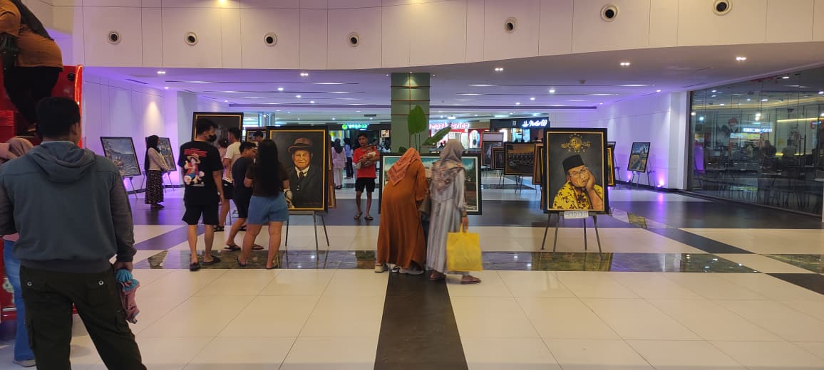 SIAP BERKOLABORASI: Pengunjung Sunrise Mall 2 Mojokerto menikmati pameran tunggal lukisan Diak Eko, kemarin (6/1).