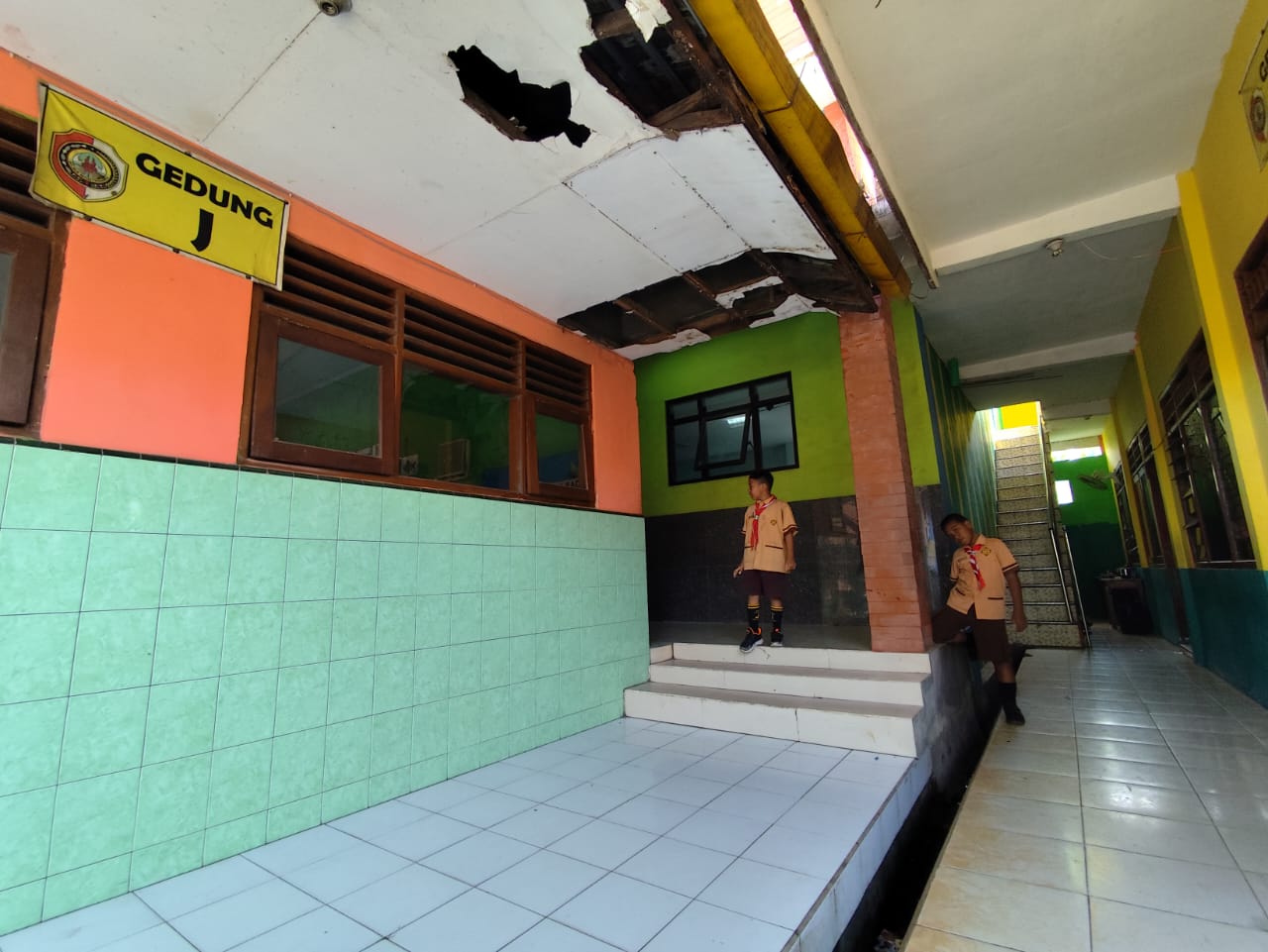 BUTUH DIPERBAIKI: Atap ruang kelas di SDN Canggu, Kecamatan Jetis, mengalami kerusakan beberapa waktu lalu. Tahun ini, dispendik tengah memetakan sasaran sekolah yang akan mendapat revitalisasi.