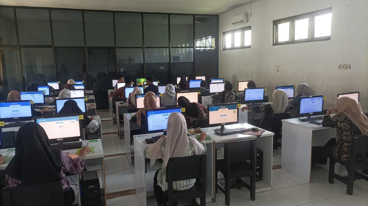BAKAL DIEVALUASI: Pelaksanaan TKA di salah satu lembaga pendidikan tingkat SMA.SMK di Mojokerto beberapa waktu lalu. Setelah diumumkan secara nasional, mayoritas nilai tes para siswa anjlok.&nbsp;