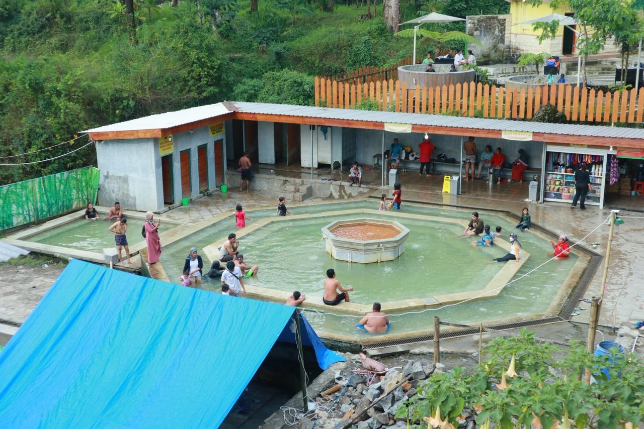 MENUNGGAK PAJAK: Pemandian Air Panas Gambiran di kawasan wanawisata Desa Padusan, Kecamatan Pacet, menjadi salah satu objek yang diduga menunggak pajak.