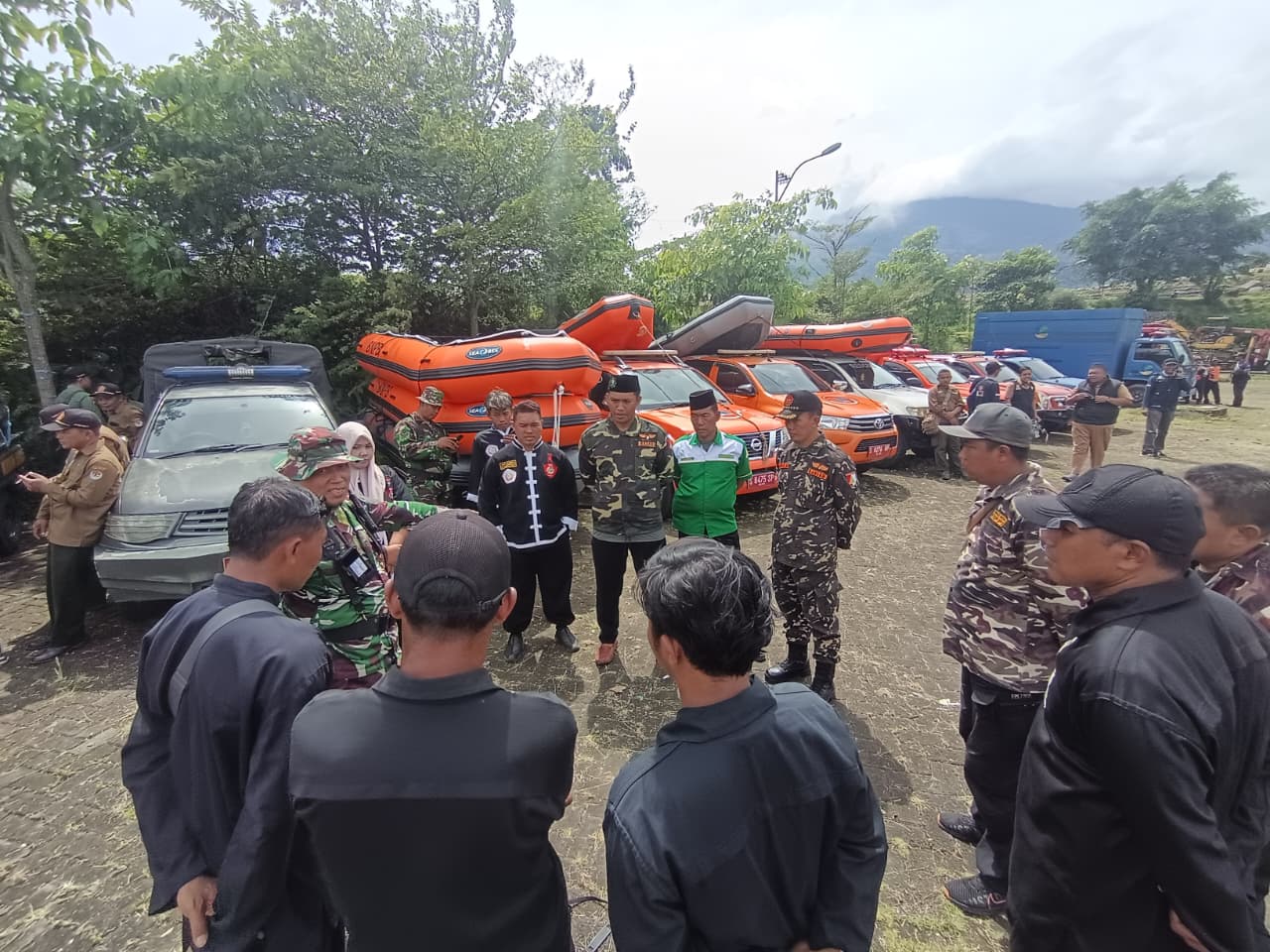 SIAP SIAGA: Personel gabungan dari lintas unsur disiagakan untuk mengikuti simulasi penanggulangan bencana alam di halaman Mojo Kembangsore Park, Desa Petak, Kecamatan Pacet, kemarin (6/1).