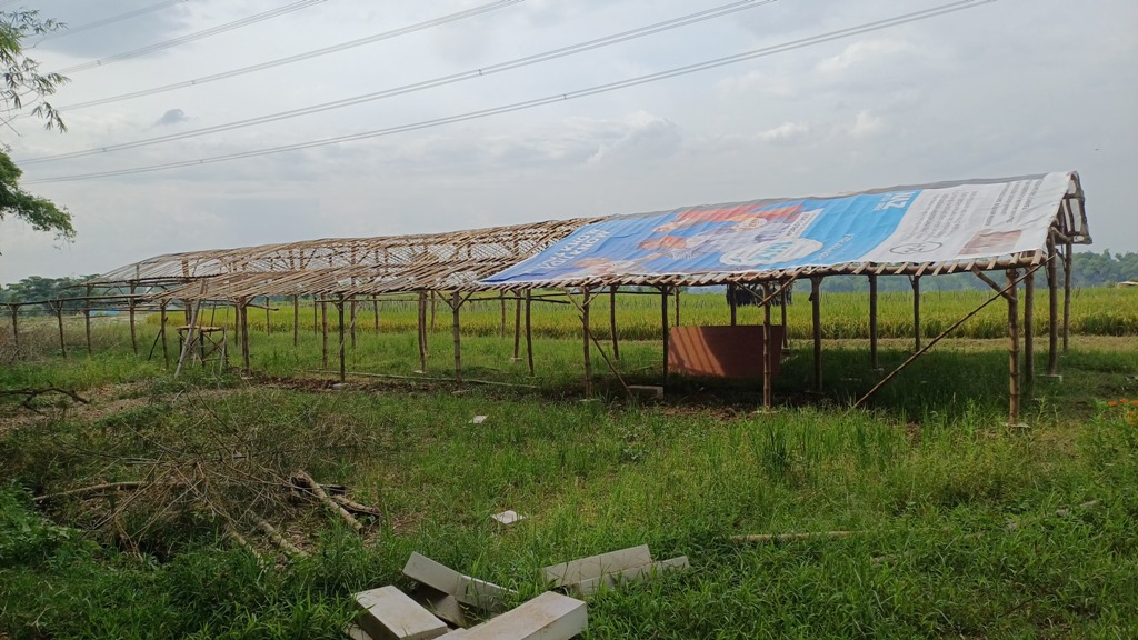 PROSES: Bumdes Kaya Mandiri membangun kandang bebek di Dusun Kandangan, Desa Kuripansari, Kecamatan Pacet.