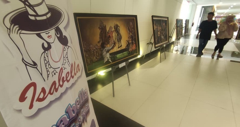 BENTUK SUPPORT: Toko tas dan sepatu Isabella turut jadi salah satu sponsor dalam kegiatan pameran tunggal Diak Eko yang diinisiasi Jawa Pos Radar Mojokerto di Sunrise Mall 2 Mojokerto, kemarin (7/1).