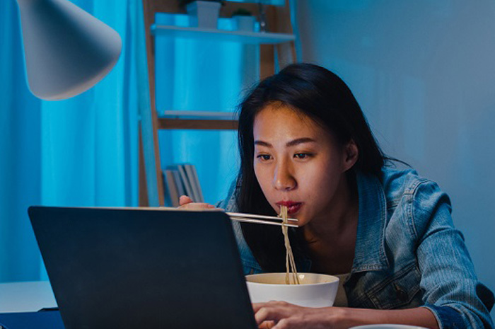 Mitos atau fakta? Makan di malam hari nggak selalu bikin berat badan naik. Ini penjelasannya!