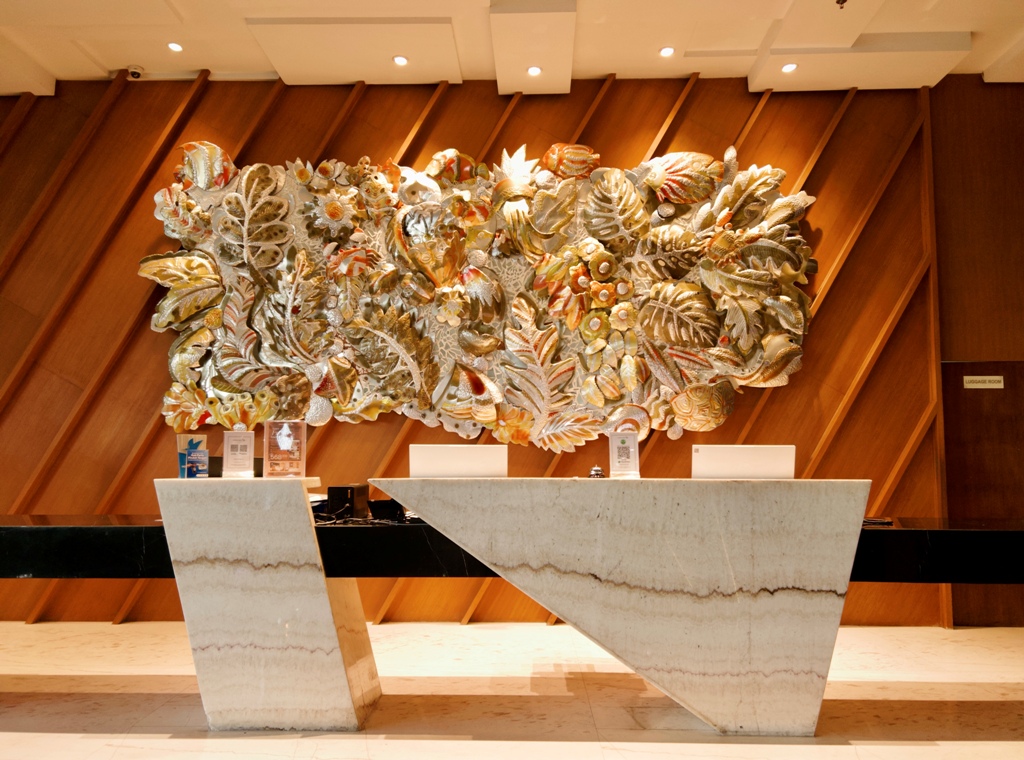 MEWAH: Desain konter receptionist di lobby Sunrise Hotel Mojokerto tampil elegan dan megah, memberikan kesan nyaman sejak pertama tamu melangkah masuk.