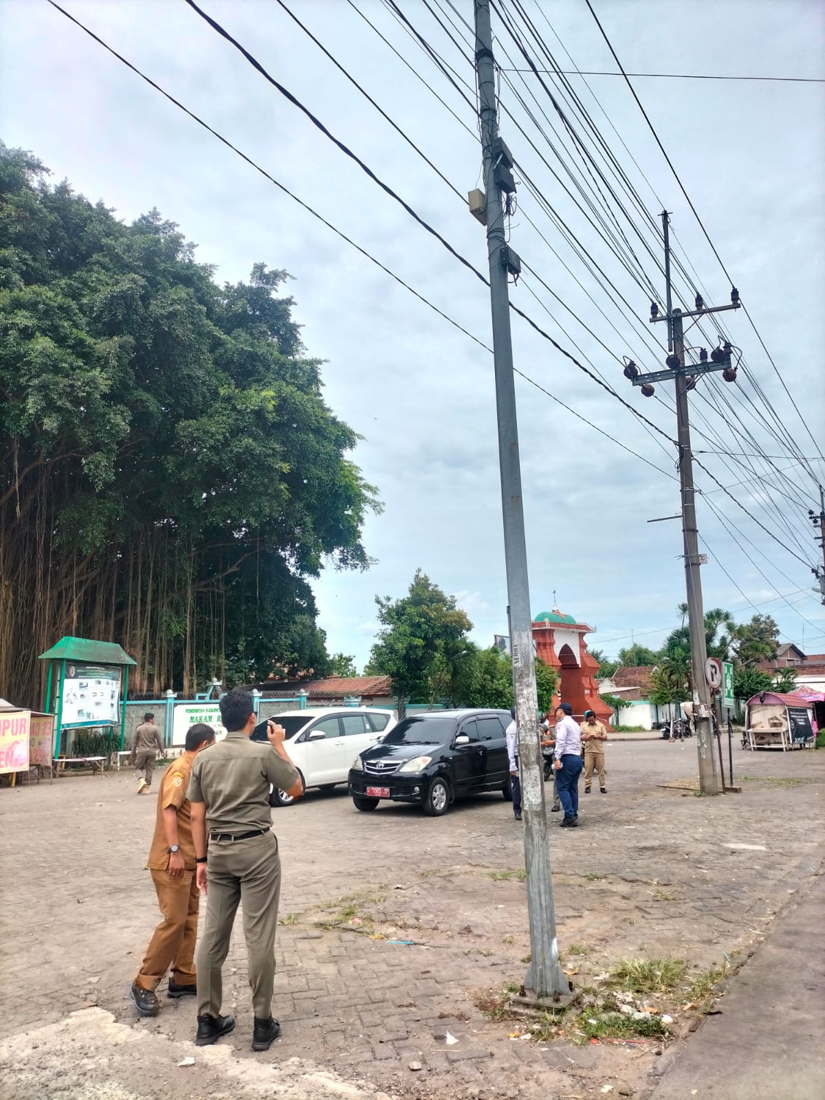 CEK LAPANGAN: Satpol PP Kabupaten Mojokerto bersama dinas PUPR mengecek jaringan provider nakal yang memanfaatkan fasum di sepanjang ruas jalan Desa Bicak-Sentonorejo, Kecamatan Trowulan, kemarin (7/1