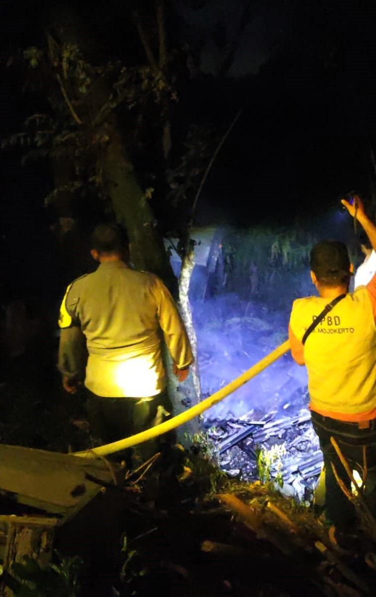 LUDES: Tim gabungan damkar dan kepolisian berjibaku memadamkan kebakaran yang melalap kandang ternak warga Desa Gembongan, Kecamatan Gedeg, Rabu (7/1) tengah malam.