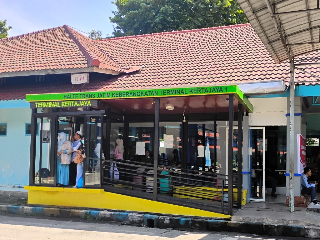 TRANSPORTASI UMUM: Halte Trans Jatim Koridor II Mojokerto-Surabaya di Terminal Kertajaya tampak dipadati antran penumpang pada libur Nataru lalu.&nbsp;