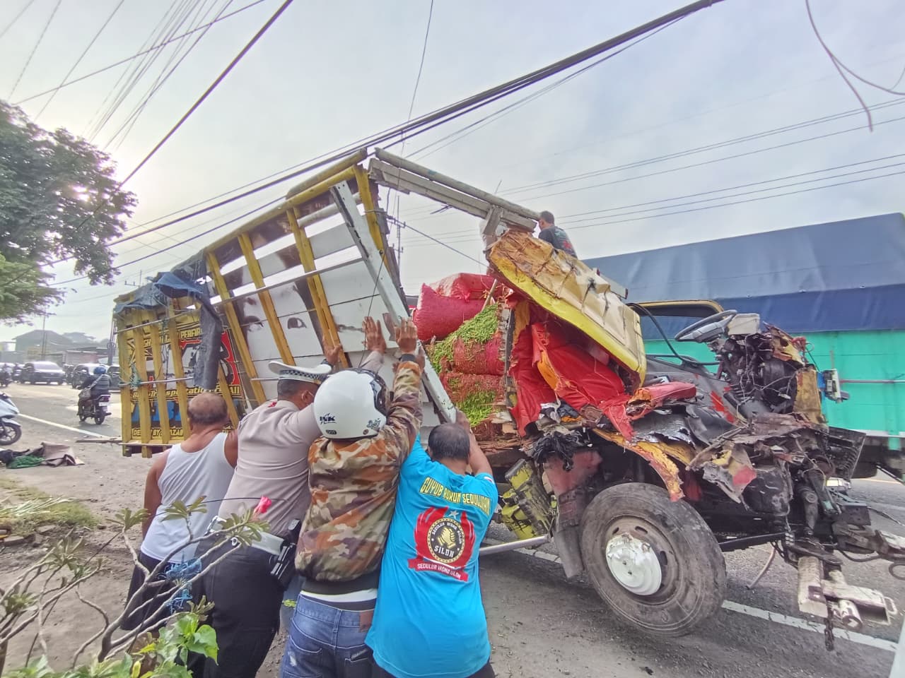 RINGSEK: Kondisi kabin truk bermuatan cabai rawit rusak parah setelah mengalami insiden kecelakaan di Jalan Raya Dusun Tawangsari, Desa Ngrowo, Kecamatan Bangsal, Kabupaten Mojokerto, Kamis (8/1) pagi