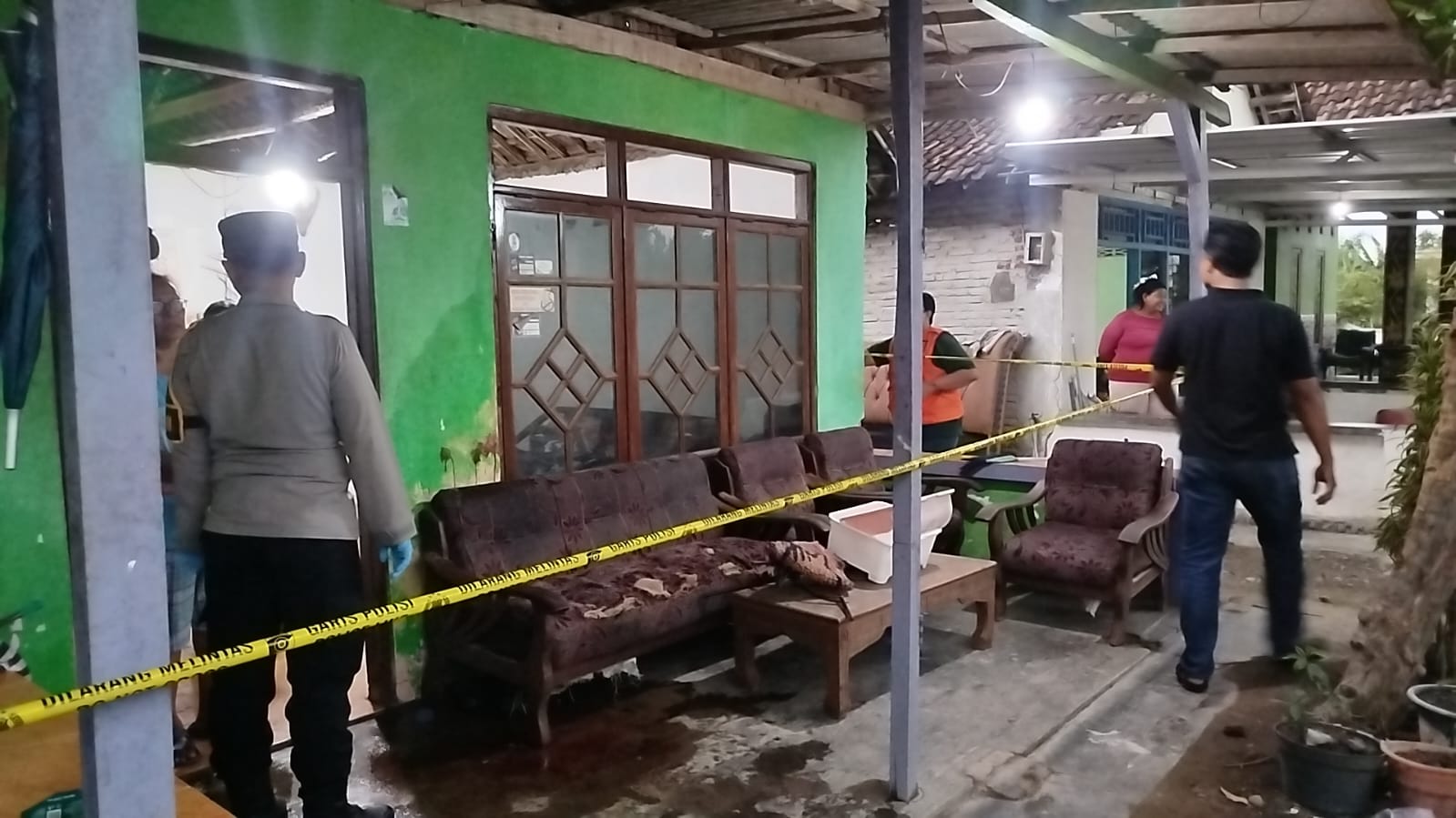DIGARIS POLISI: Kepolisian menggelar olah TKP aksi pembacokan di Desa Tanjungan, Kecamatan Kemlagi, Kamis (8/1).