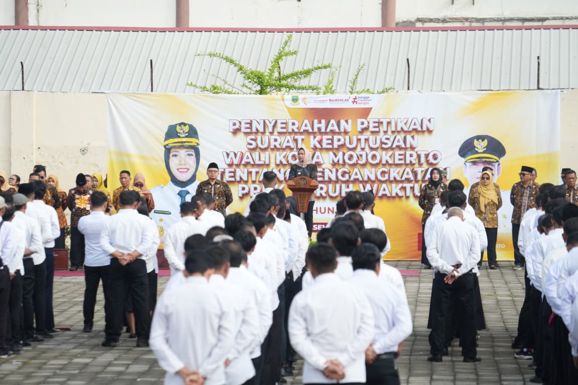 SIMBOLIS: Sebanyak 1.119 tenaga honorer di lingkungan Pemkot Mojokerto mengikuti apel pengangkatan PPPK paruh waktu di halaman parkir GOR dan Seni Mojopahit, Jalan Gajah Mada, Desember lalu.