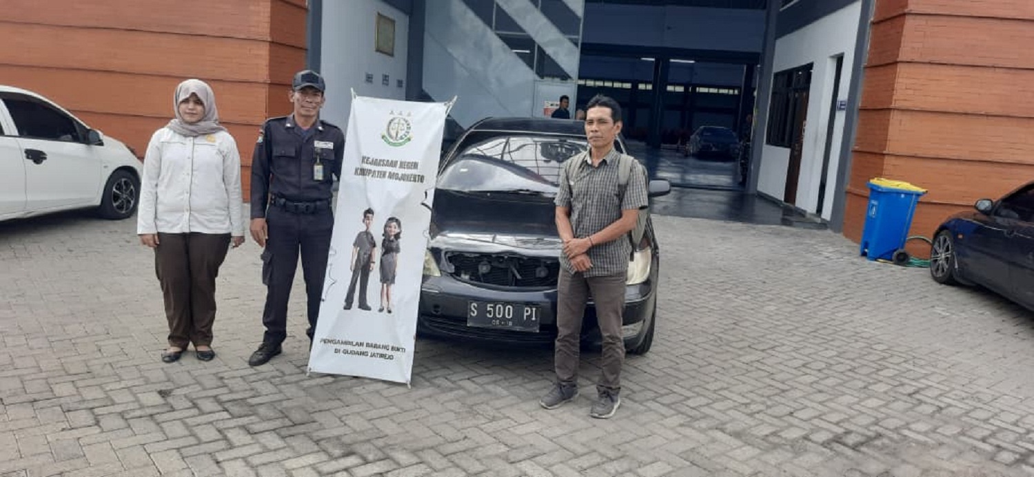 TERJUAL: Petugas Kejari Kabupaten Mojokerto menyerahkan mobil rampasan dari kasus korupsi eks Bupati Mojokerto Mustofa Kamal Pasa (MKP) kepada pemenang lelang di Jatirejo, Rabu (7/1).