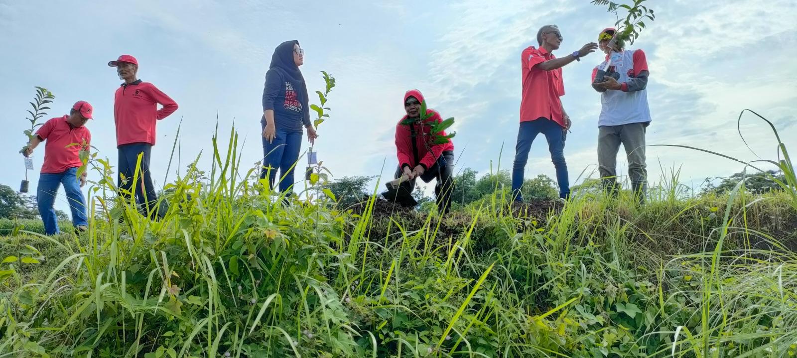Fraksi PDI Perjuangan DPRD Kabupaten Mojokerto melakukan aksi nyata pelestarian alam.