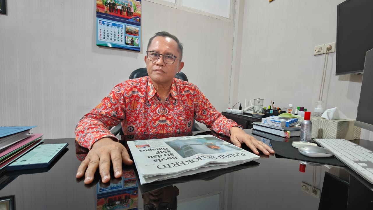 PASTIKAN TERKOVER: Sekretaris Daerah Kabupaten Mojokerto Teguh Gunarko memberikan keterangan pers atas terkoreksinya anggaran pendidikan tahun 2026, kemarin (8/1).