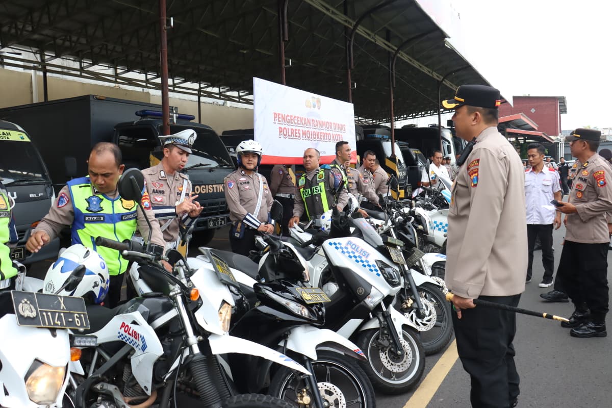 CEK KESIAPAN: Kapolres Mojokerto Kota AKBP Herdiawan Arifianto memastikan kendaraan dinas kepolisian dalam kondisi prima, Rabu (8/1).
