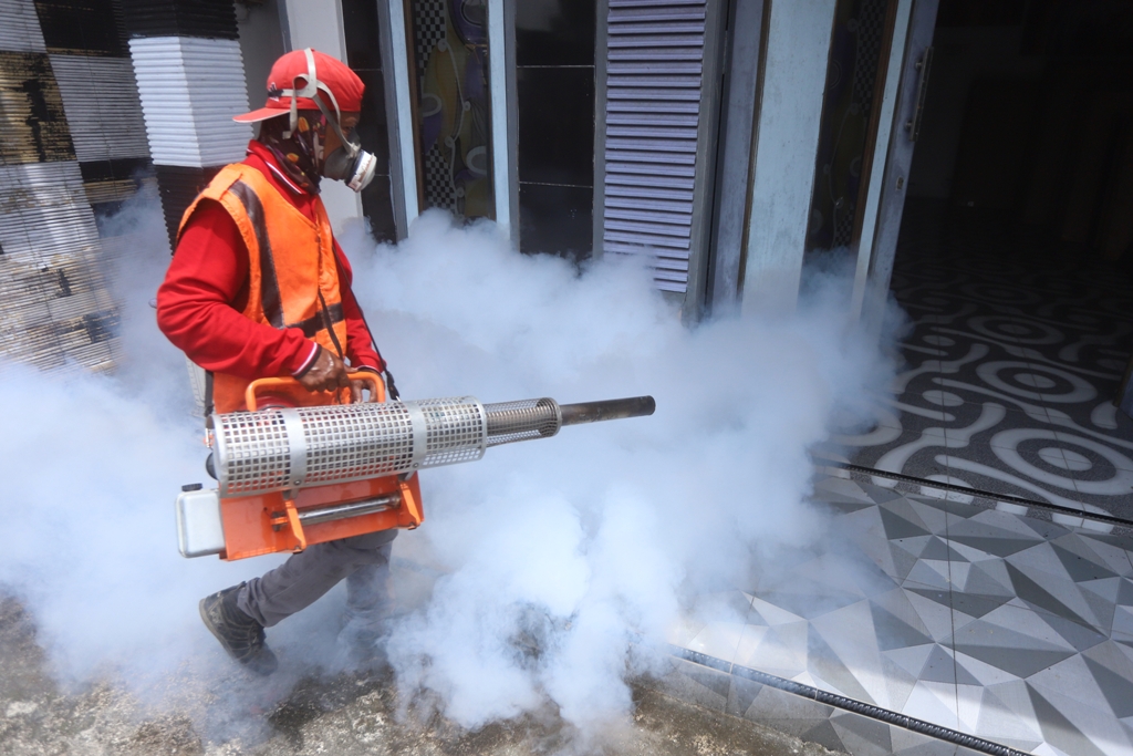 MENGKHAWATIRKAN: Petugas fogging melakukan pengasapan di Dusun Sidokerto, Desa Pulorejo, Kecamatan Dawarblandong, menyusul maraknya kasus DBD di desa setempat, kemarin (7/1).