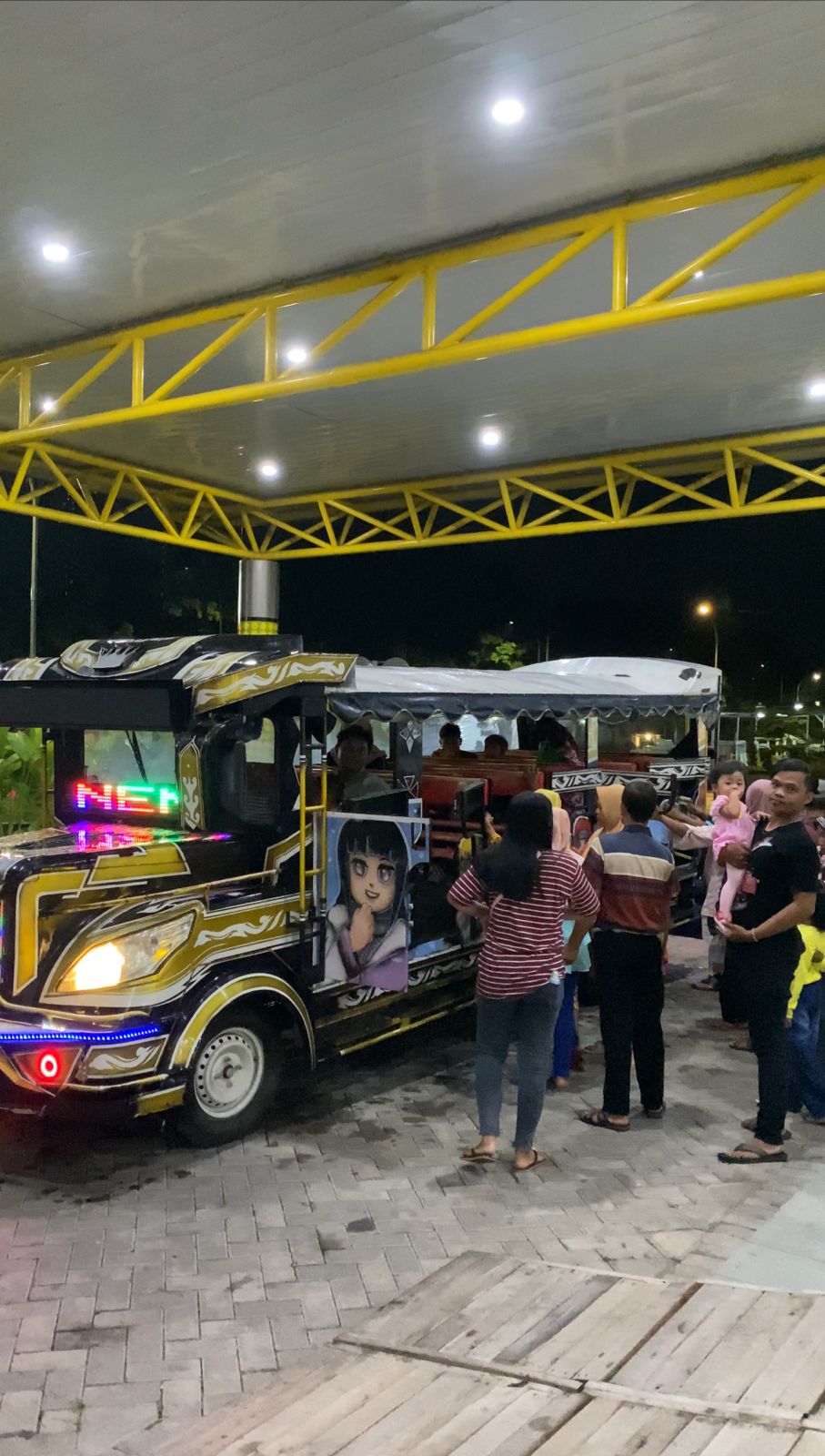 MAKIN DIMINATI: Warga dari Tarik Sidoarjo sering mengunjungi Pasar Semeru yang terletak di Jalan Semeru, Kecamatan Magersari, Kota Mojokerto.