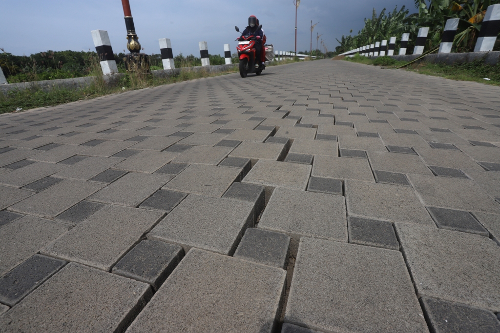 RUSAK LAGI: Paving Jalan Ir. Soekarno di kawasan TBM, Kecamatan Prajurit Kulon, Kota Mojokerto, kemarin (9/1) kembali renggang setelah diperbaiki bulan lalu.