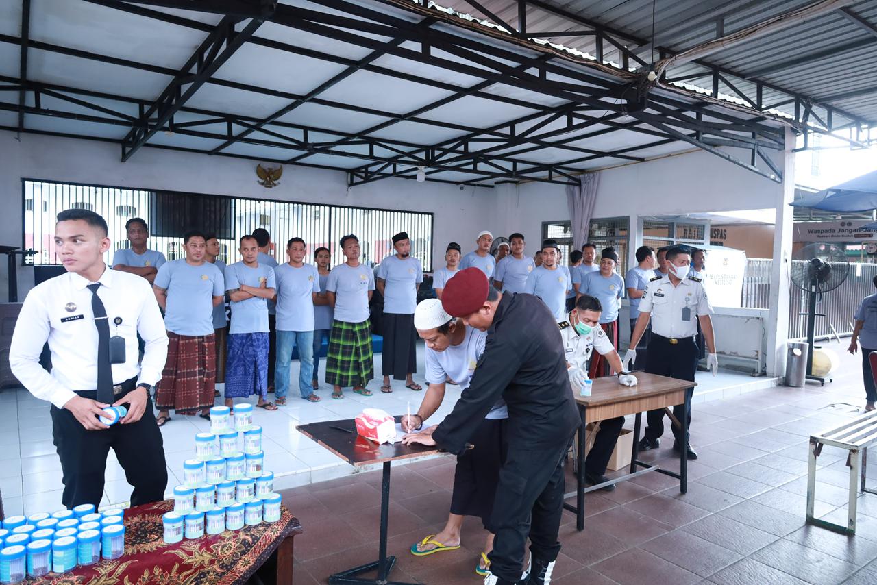 ACAK: Petugas dan narapidana menjalani tes urine di aula Serbaguna Lapas Kelas II-B Mojokerto, Kamis (8/1).