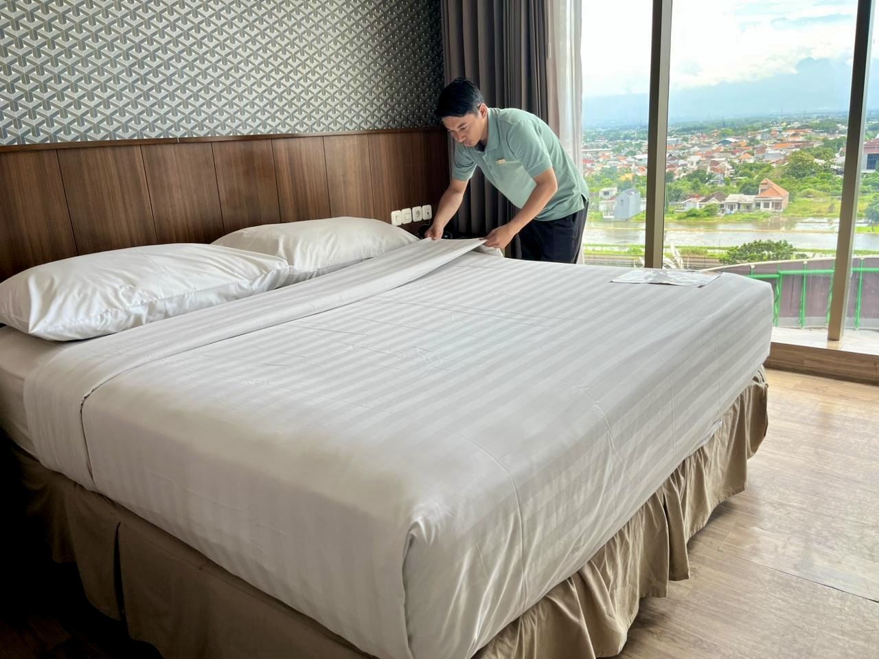 BERSIH DAN NYAMAN: Kamar Superior Sunrise Hotel Mojokerto dapat menjadi rujukan saat mencari penginapan nyaman di pusat kota.