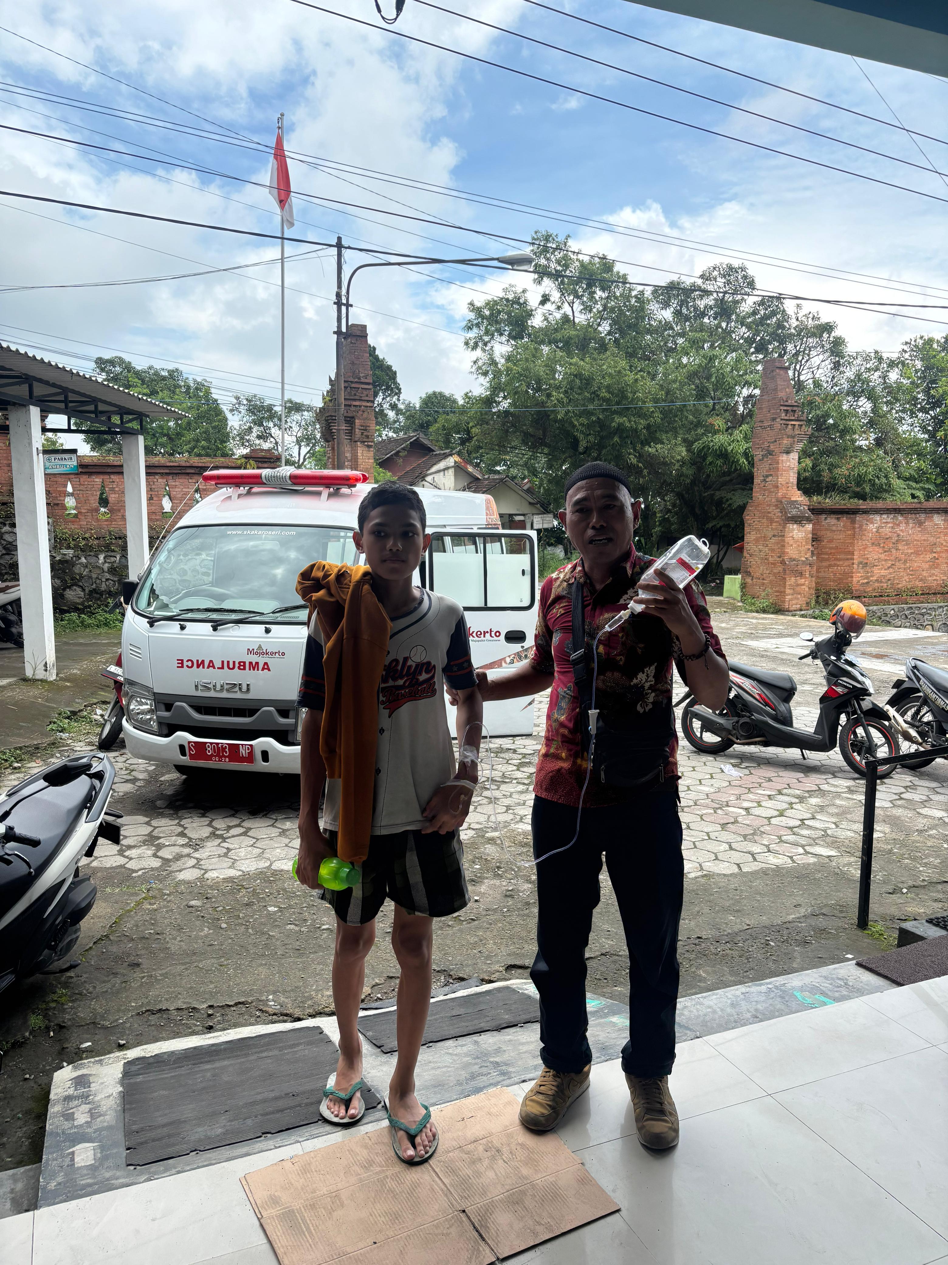 LEMAS DAN MUNTAH: Salah seorang siswa SMPN 2 Kutorejo ketika dibawa ke Puskesmas Pesanggrahan Kutorejo mengeluhkan kondisi lemas, pusing, hingga muntah-muntah, Sabtu (10/1).