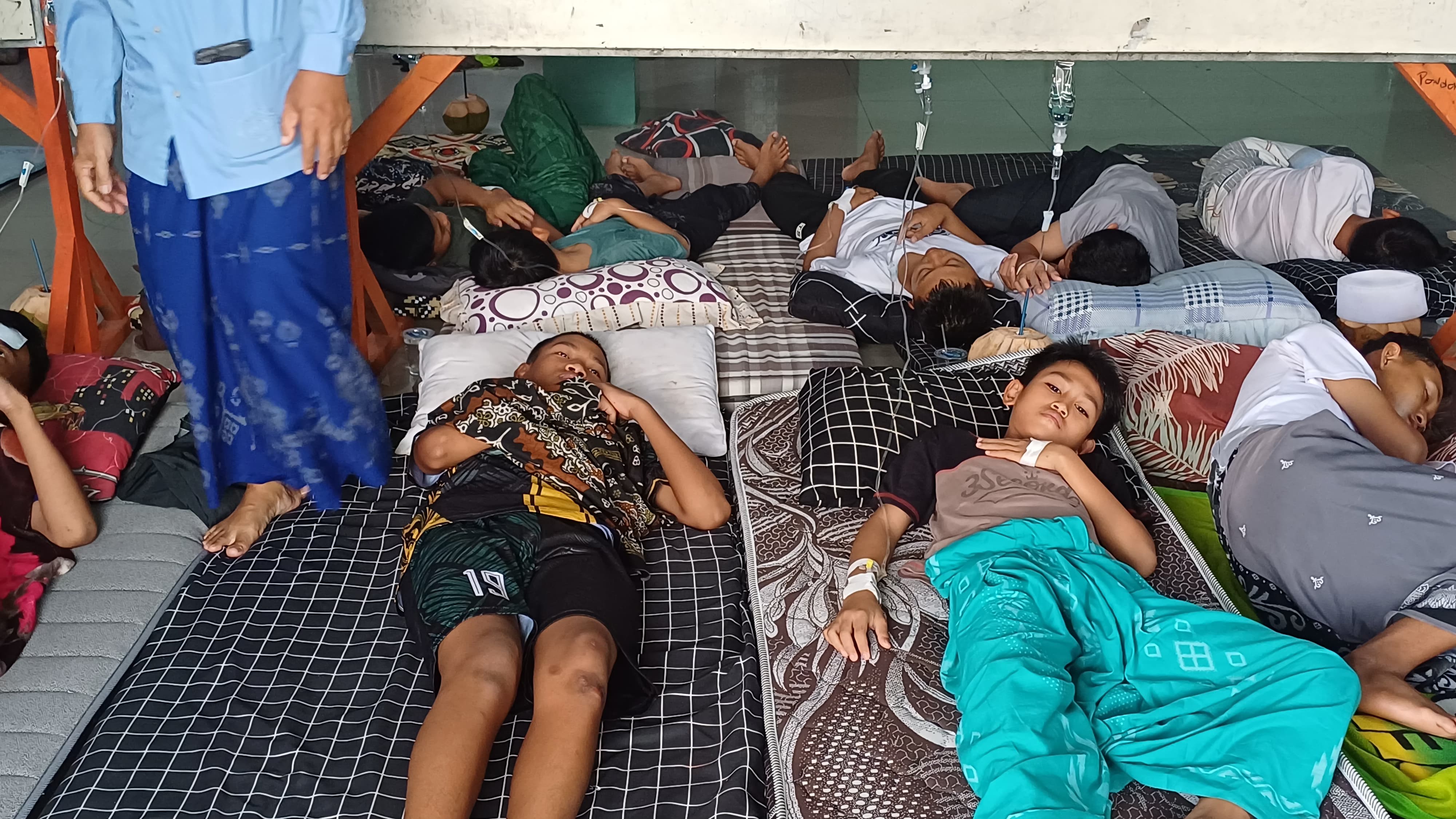 LEMAH LETIH LESU: Siswa dan santriwati Ponpes Maahad Annur Desa Singowangi, Kecamatan Kutorejo menjalani perawatan medis di kamar ponpes, Sabtu (10/1) siang.&nbsp;