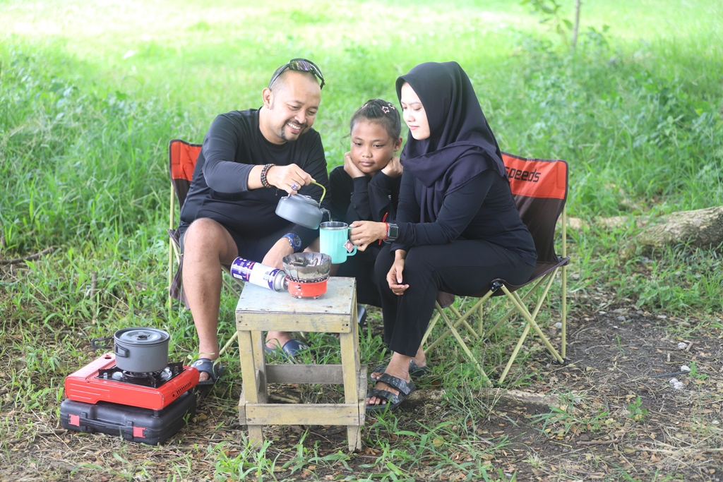 MOMEN SANTAI: Najib Al Falaq bersama anak dan istrinya menghabiskan akhir pekan di bantaran Sungai Brantas, Desa Mlirip, Kecamatan Jetis, kemarin (10/1).