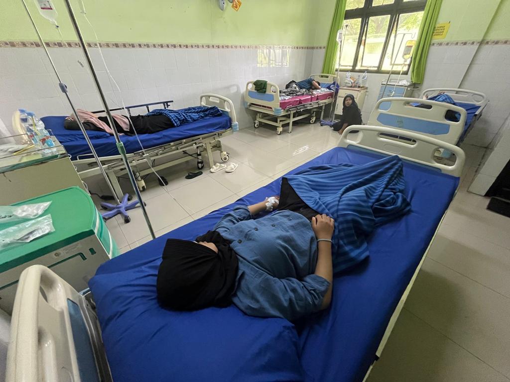DIRAWAT: Santri Pondok Pesantren Mahad An Nur Desa Singowangi, Kecamatan Kutorejo mendapat penanganan medis lantaran kondisinya melemah usai menyantap paket makan bergizi gratis, Sabtu (10/1).