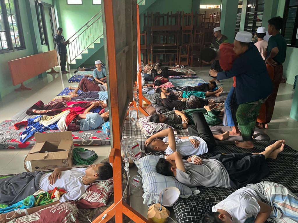 DIRAWAT: Santri Pondok Pesantren Mahad An Nur Desa Singowangi, Kecamatan Kutorejo mendapat penanganan medis lantaran kondisinya melemah usai menyantap paket makan bergizi gratis, Sabtu (10/1).