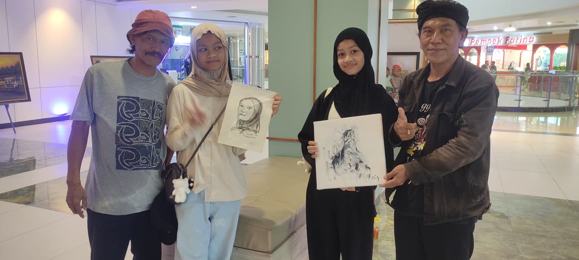 OTS: Dua pelukis senior Piryok Dinasti asal Kota Mojokerto dan Yang Boo dari Kota Surabaya menunjukkan hasil sketsa wajah di Pameran Tunggal Diak Eko, di Sunrise Mall Mojokerto, Sabtu (10/1).