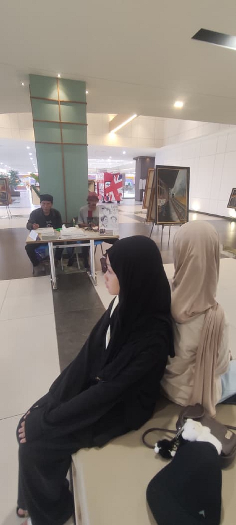 PROSES: Dua pelukis senior Piryok Dinasti asal Kota Mojokerto dan Yang Boo dari Kota Surabaya menunjukkan hasil sketsa wajah di Pameran Tunggal Diak Eko, di Sunrise Mall Mojokerto, Sabtu (10/1).