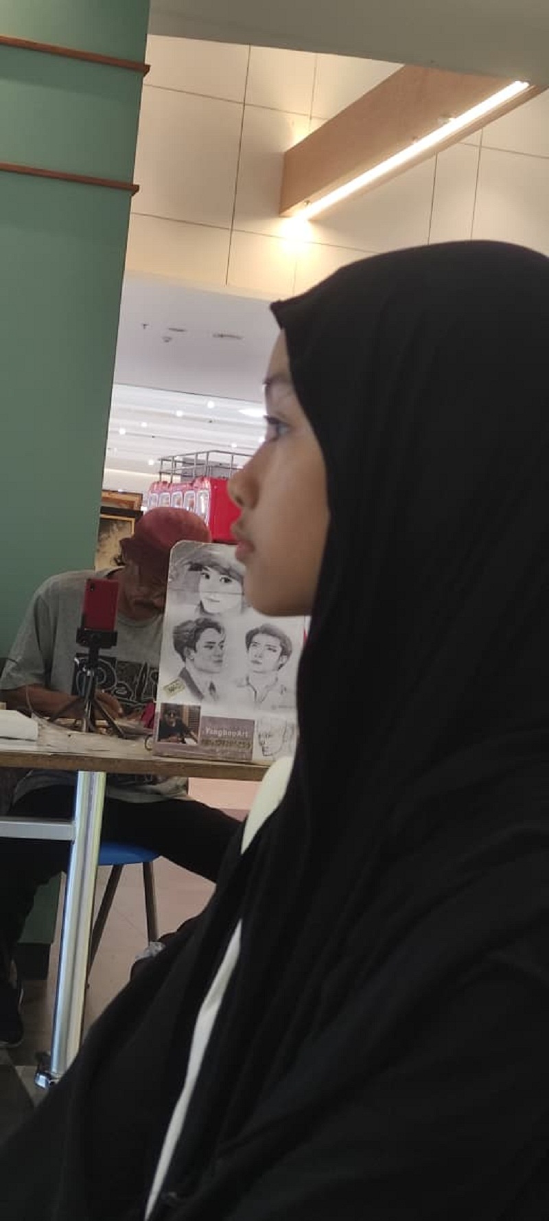 SKETSA: Dua pelukis senior Piryok Dinasti asal Kota Mojokerto dan Yang Boo dari Kota Surabaya menunjukkan hasil sketsa wajah di Pameran Tunggal Diak Eko, di Sunrise Mall Mojokerto, Sabtu (10/1).