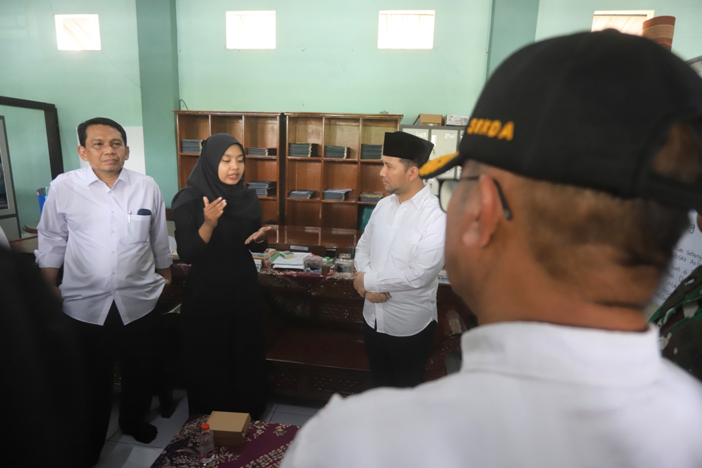 PANTAUAN PEMPROV: Wakil Gubernur (Wagub) Jawa Timur Emil Elestianto Dardak meminta keterangan kepala SPPG di Ponpes Mahad An Nur, Desa Singowangi, Kecamatan Kutorejo, Minggu (11/1