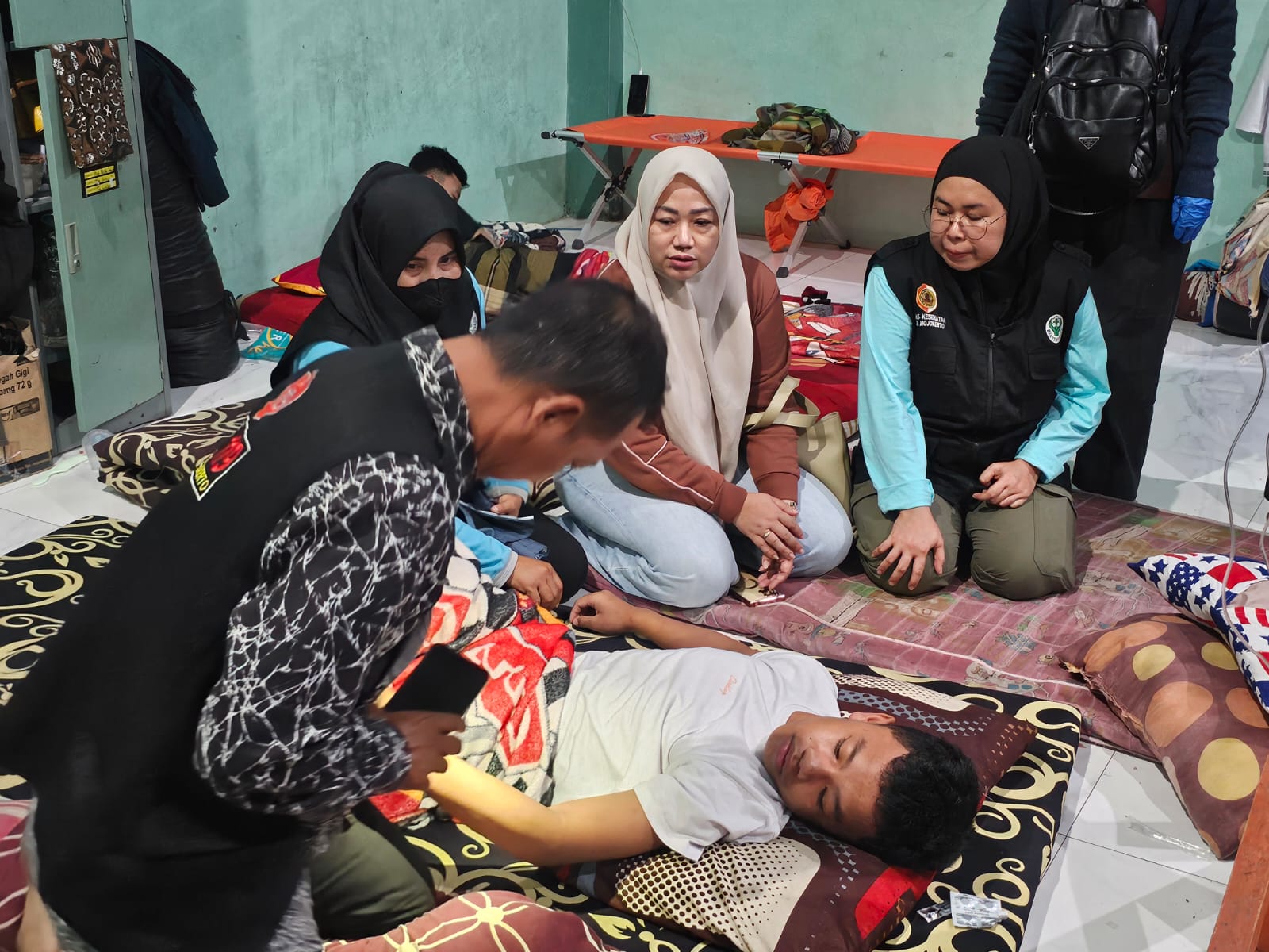 PANTAUAN WAKIL RAKYAT: Ketua DPRD Kabupaten Mojokerto Ayni Zuroh memantau penanganan korban keracunan massal di posko layanan Ponpes Mahad An Nur di Desa Singowangi, Kutorejo, Sabtu (10/1) malam.
