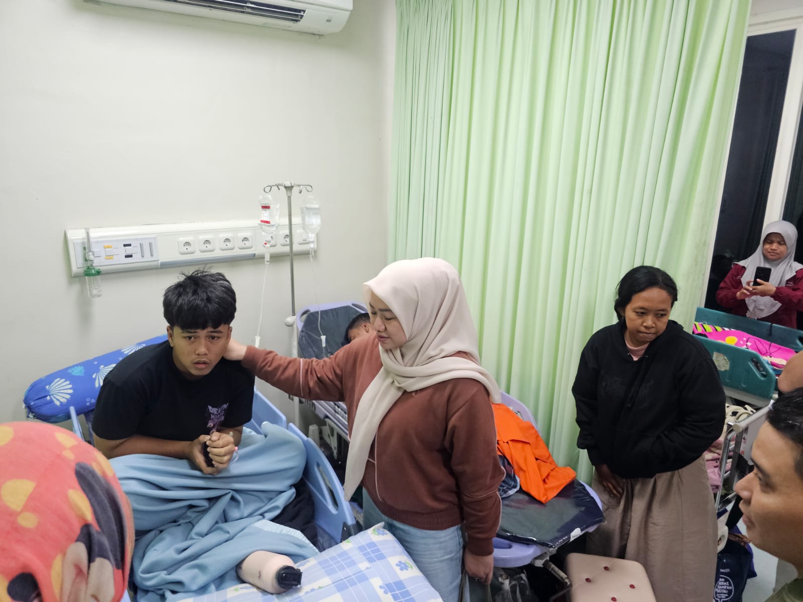Ketua DPRD Kabupaten Mojokerto Ayni Zuroh memantau penanganan korban keracunan massal di posko layanan Ponpes Mahad An Nur di Desa Singowangi, Kutorejo, Sabtu (10/1) malam.