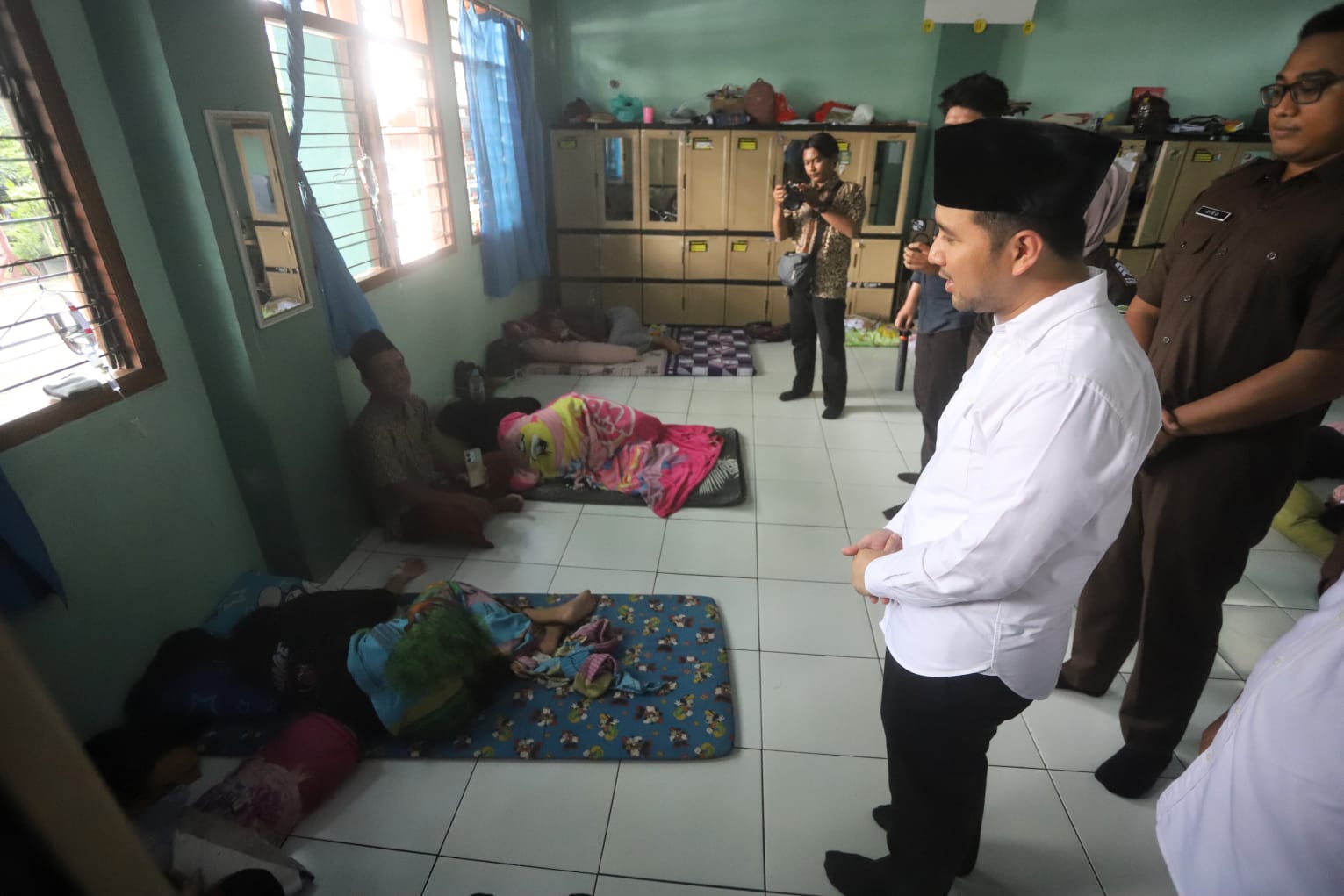 Wakil Gubernur Jawa Timur Emil Dardak menjenguk korban keracunan MBG di Ponpes Maahad Annur Desa Singowangi Kecamatan Kutorejo, Minggu (11/01).