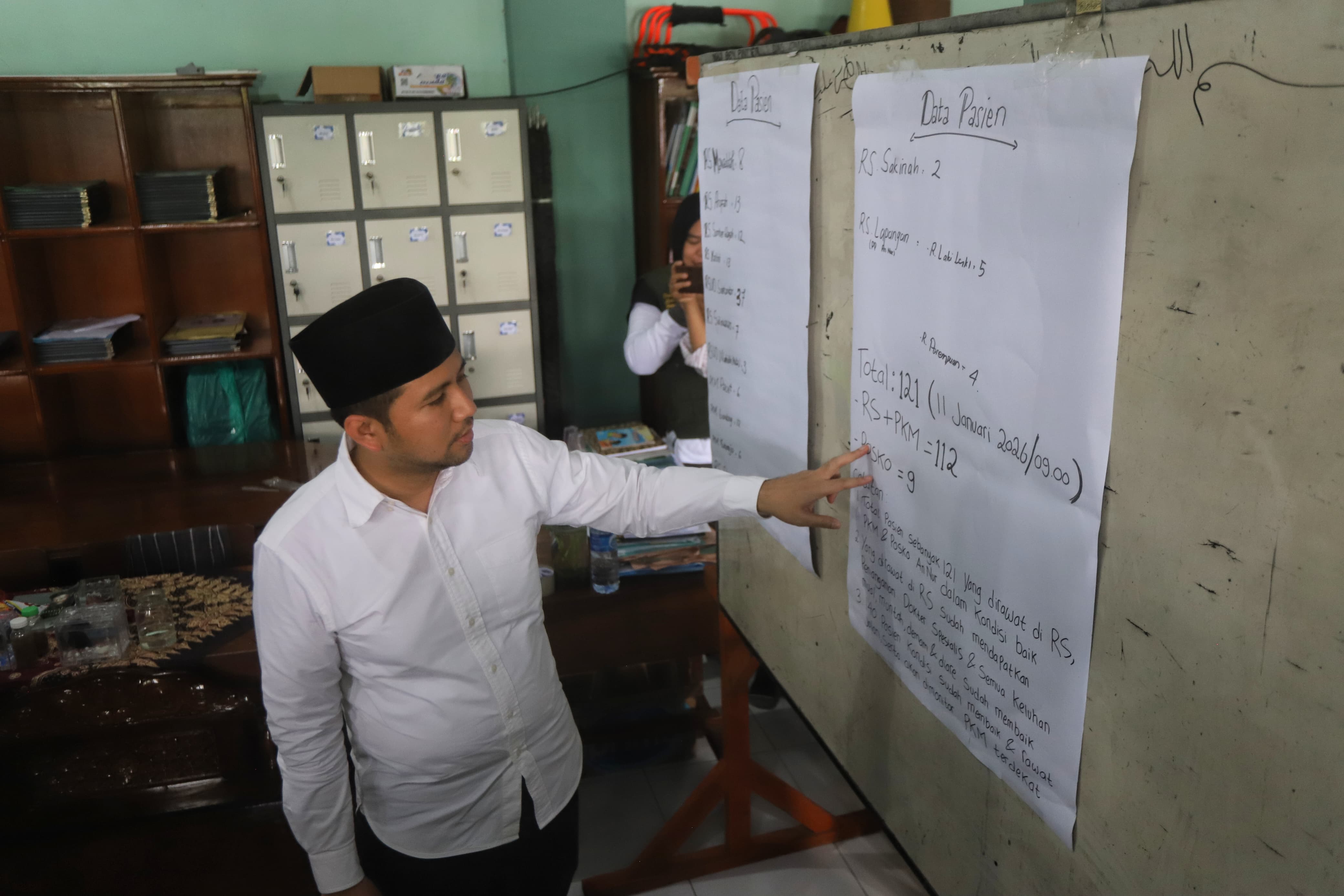 Wakil Gubernur Jawa Timur Emil Dardak melihat data korban keracunan MBG di Ponpes Maahad Annur Desa Singowangi Kecamatan Kutorejo, Minggu (11/01).