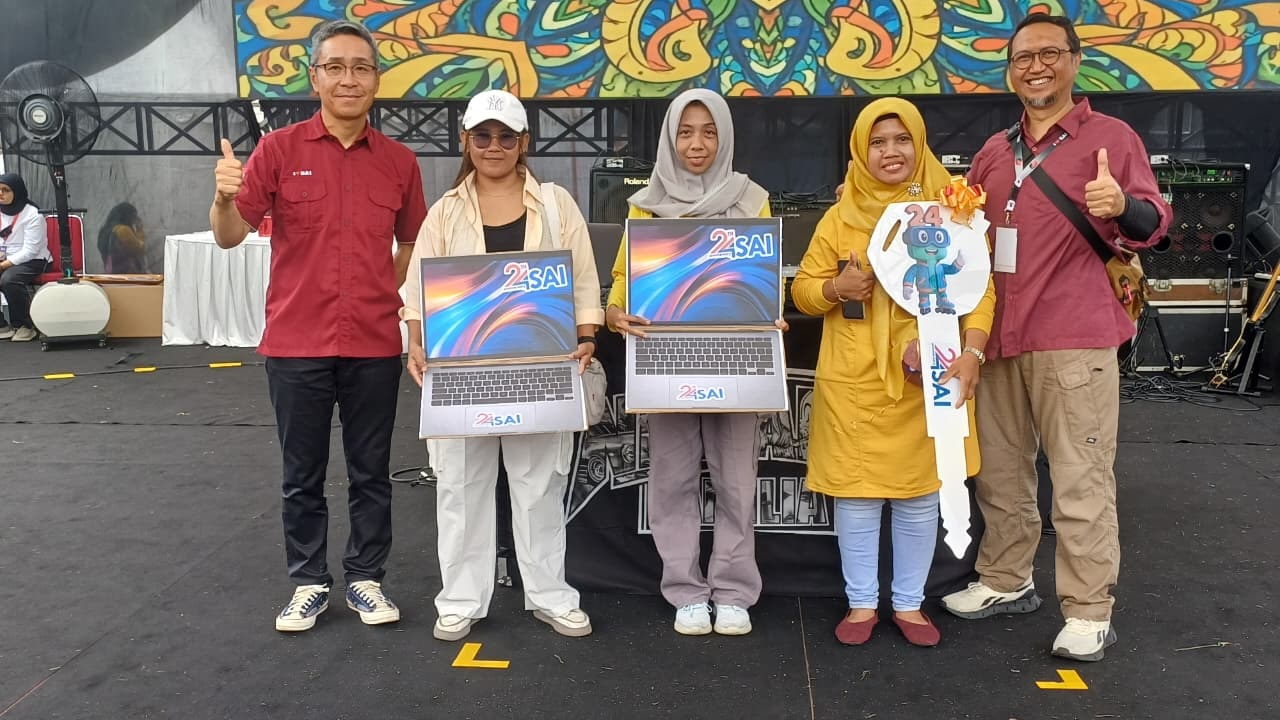 APRESIASI: Presiden Direktur PT SAI Mr Takayanagi Tomotaka dan Deputy Factory Manager (DFM), Frikke Anggakusuma (kanan) PT SAI bersama karyawan yang meraih hadiah 1 unit sepeda motor dan laptop.