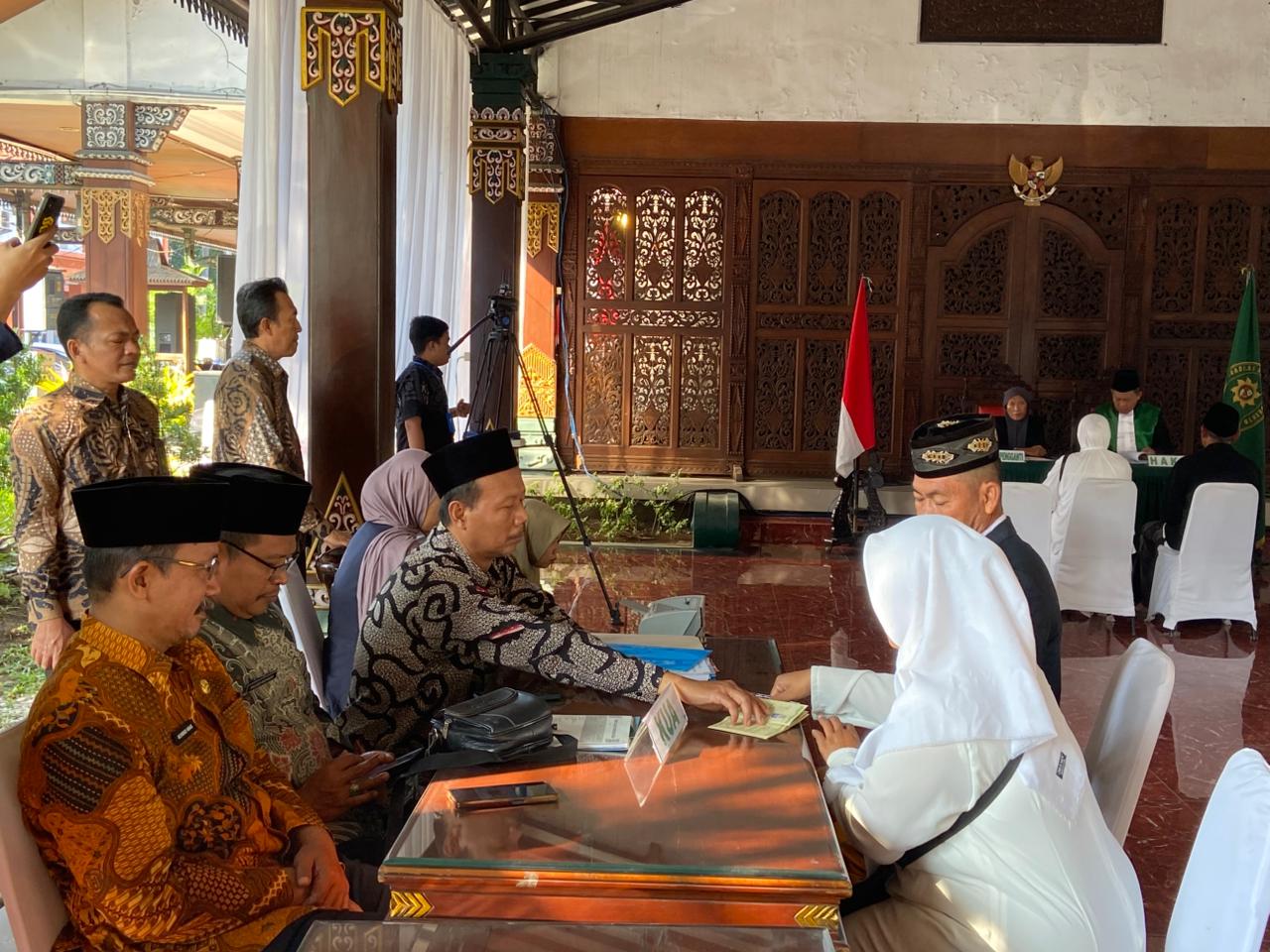 PERKAWINAN SIRI: Belasan pasangan suami istri siri mengikuti sidang isbat nikah massal di Pendapa Graha Majatama Pemkab Mojokerto, Juli 2025 lalu.