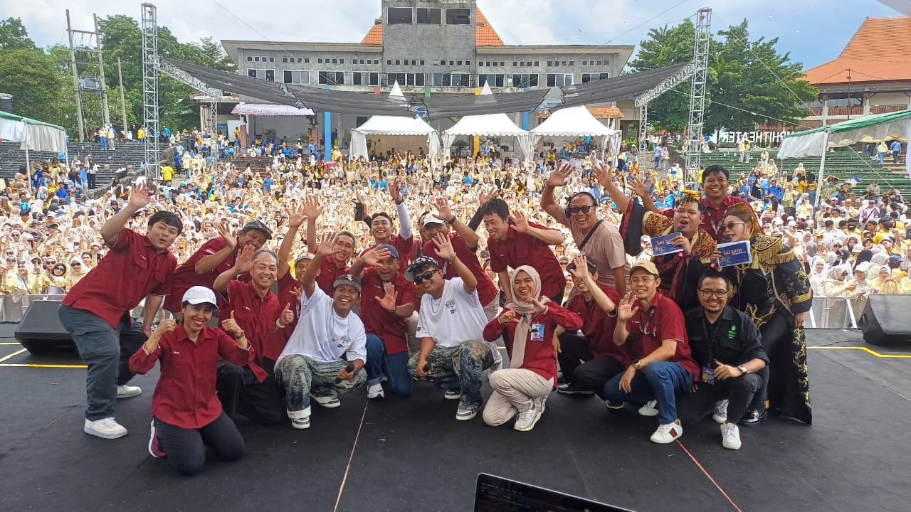 KELUARGA BESAR: Jajaran manajemen PT SAI bersama dengan NDX AKA serta semua keluarga besar PT SAI di Taman Candra Wilwatikta, Minggu (11/1).