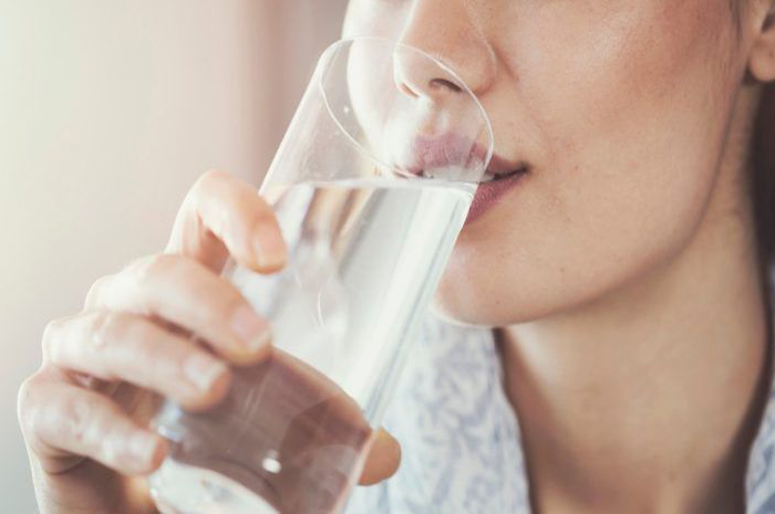 Ternyata dengan membiasakan minum air hangat saat bangun tidur memiliki banyak manfaat